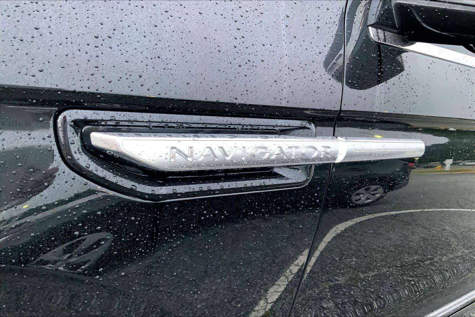 Used 2018 Black Velvet Lincoln Select image 10