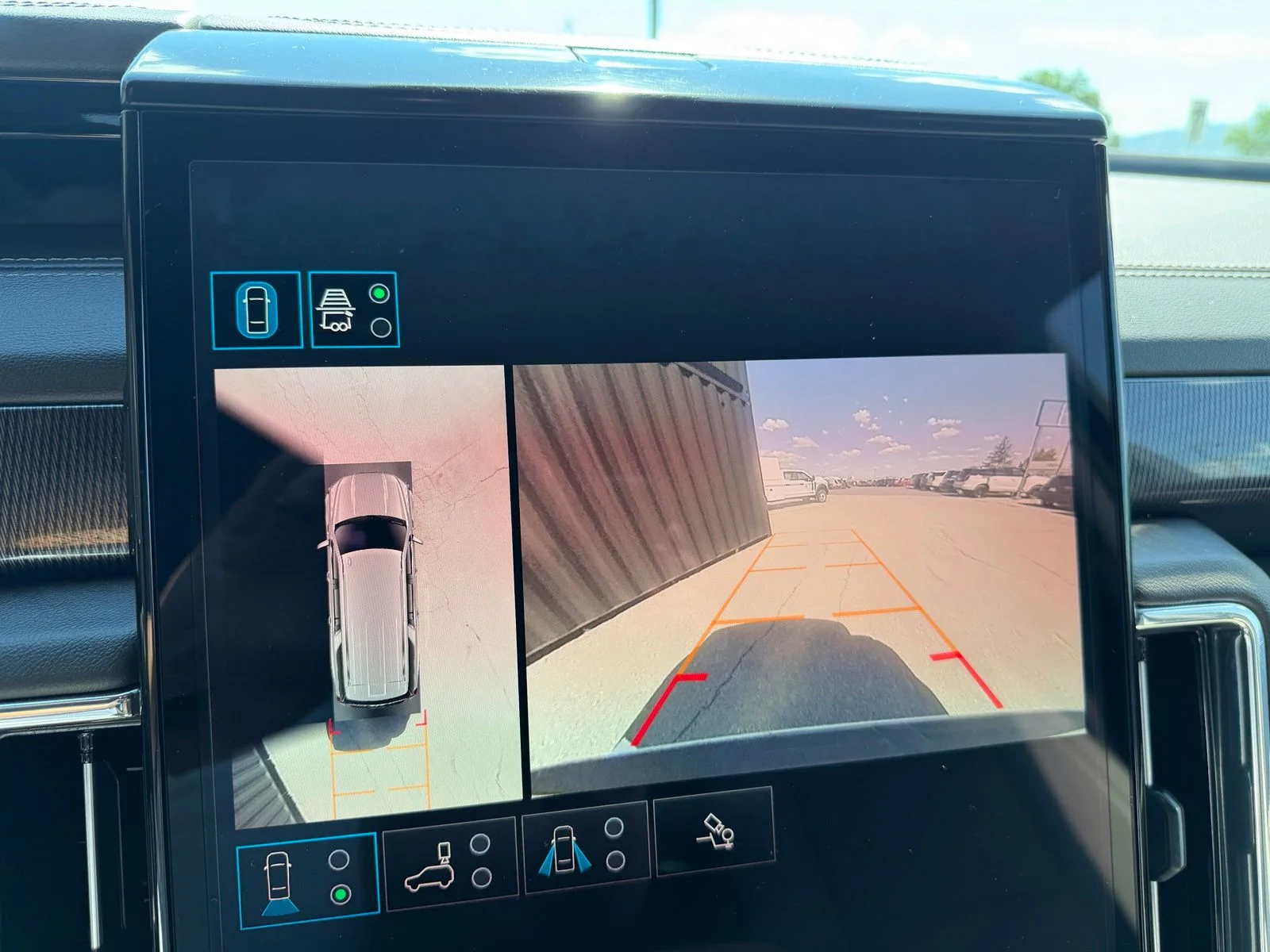 Used 2025 White GMC Elevation image 17