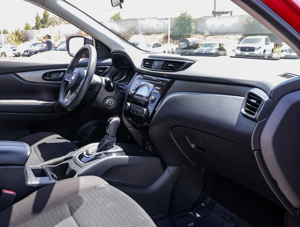 Used 2018 Red Nissan S image 18