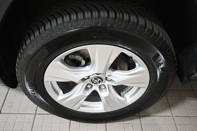 Used 2021 Silver Toyota XLE image 17
