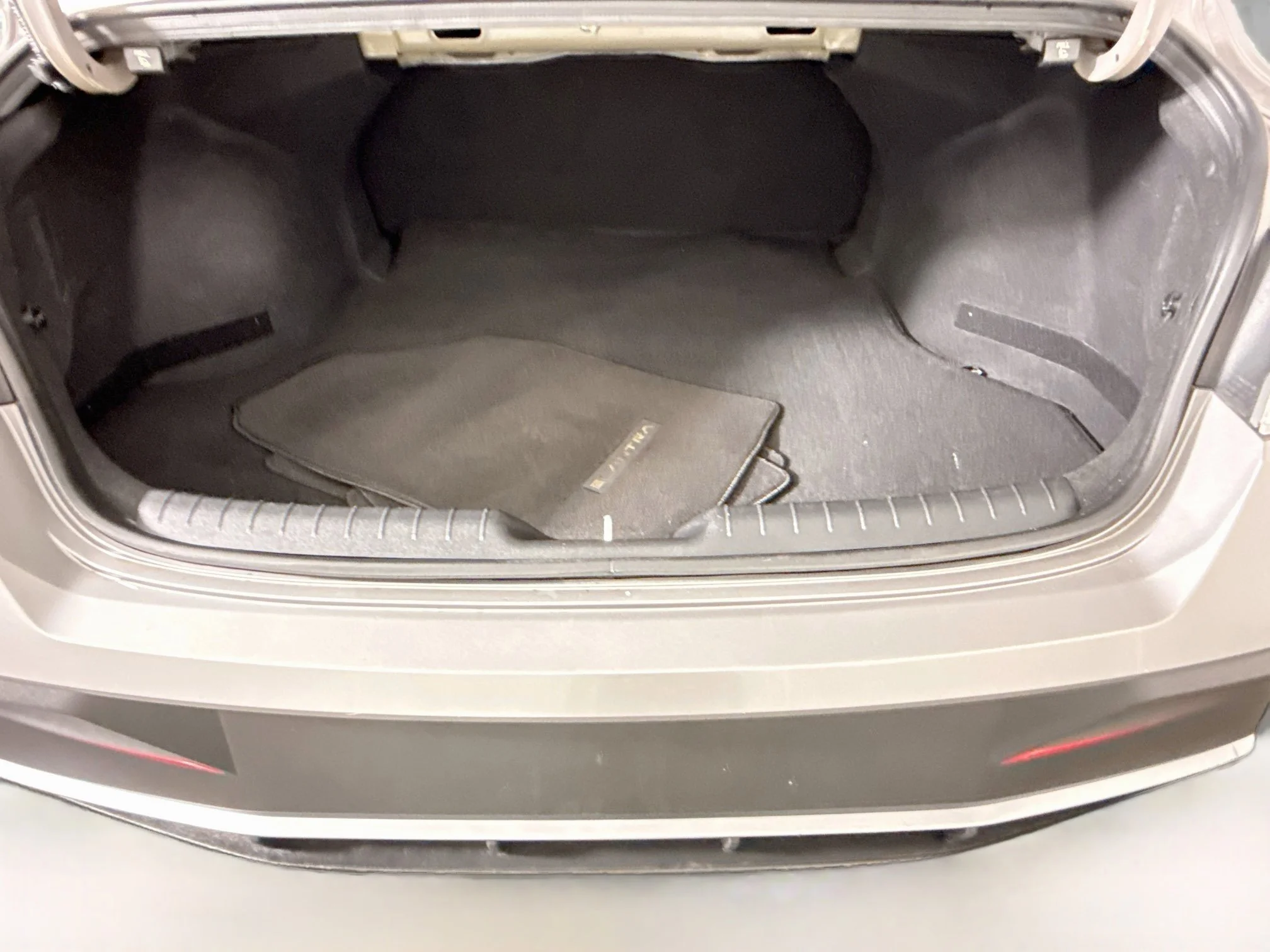 Used 2024 Fluid Metal Hyundai SE image 30
