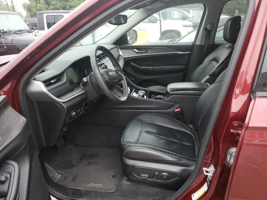 Used 2023 Velvet Red Pearlcoat Jeep Limited image 10