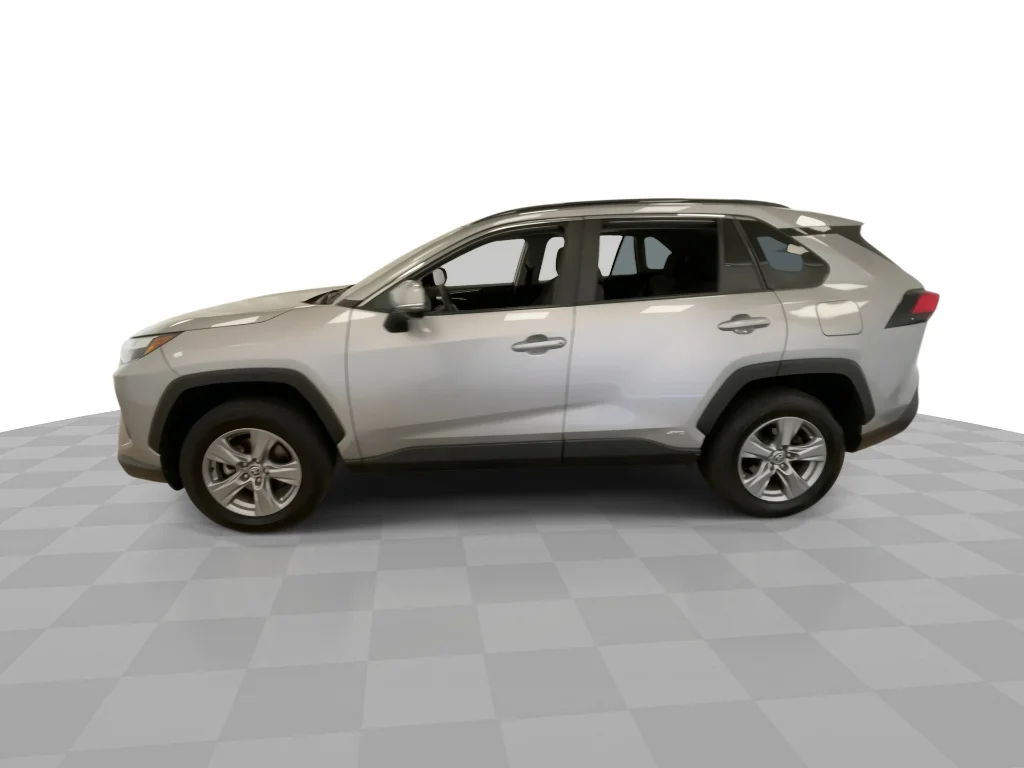 Used 2022 Silver Sky Metallic Toyota XLE image 6