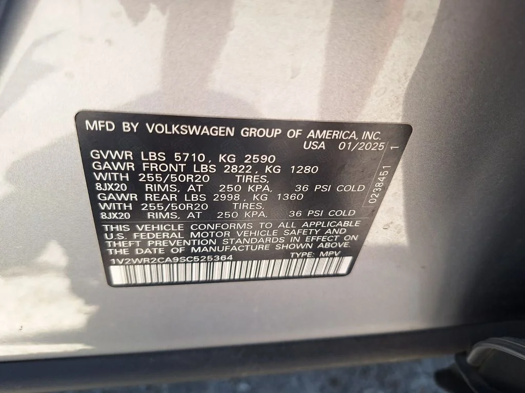 Used 2025  Volkswagen 2.0T SE w/Technology image 32