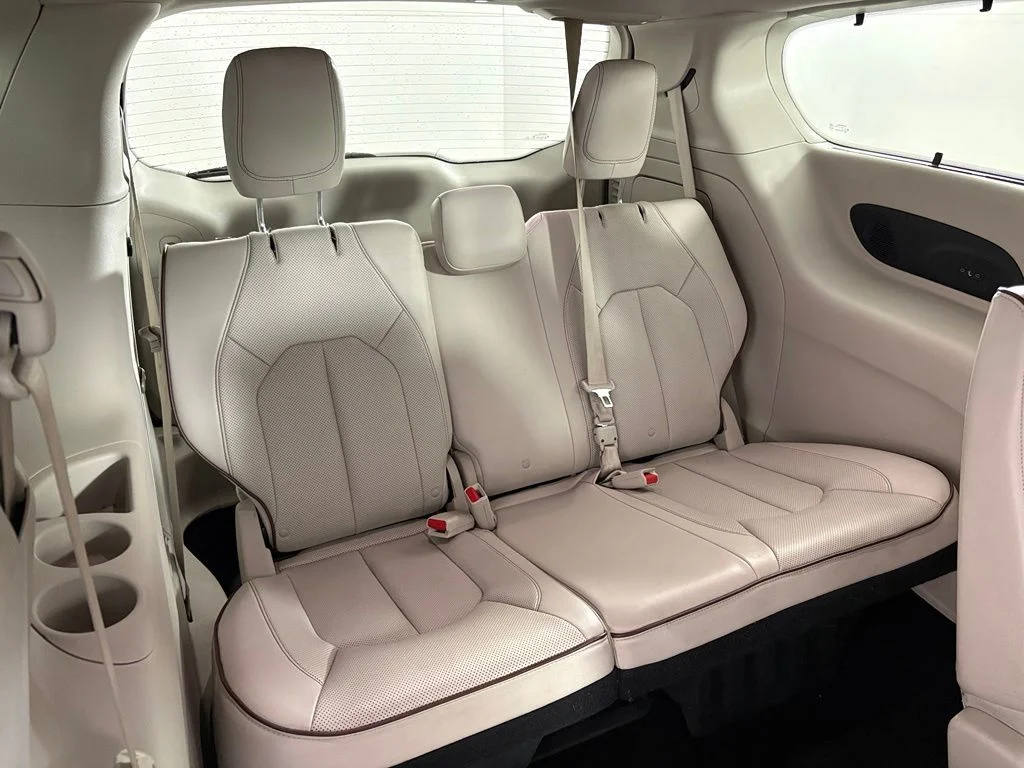 Used 2017 White Chrysler Limited image 39