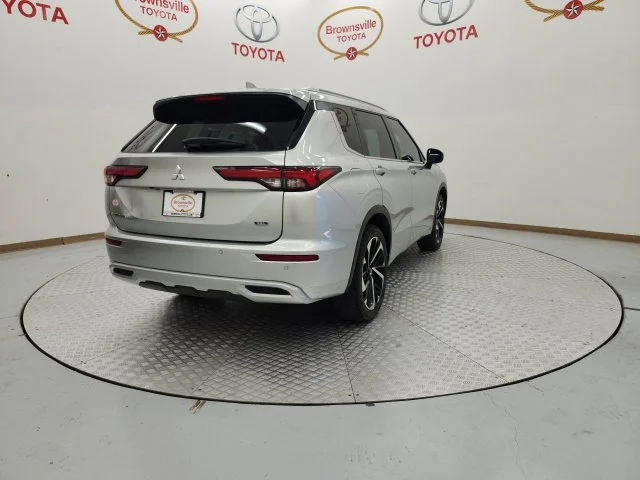 Used 2022  Mitsubishi SEL image 8