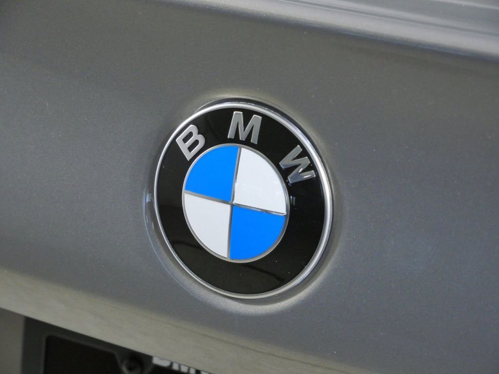 New 2027 Oxide Grey Metallic BMW 540i xDrive image 11