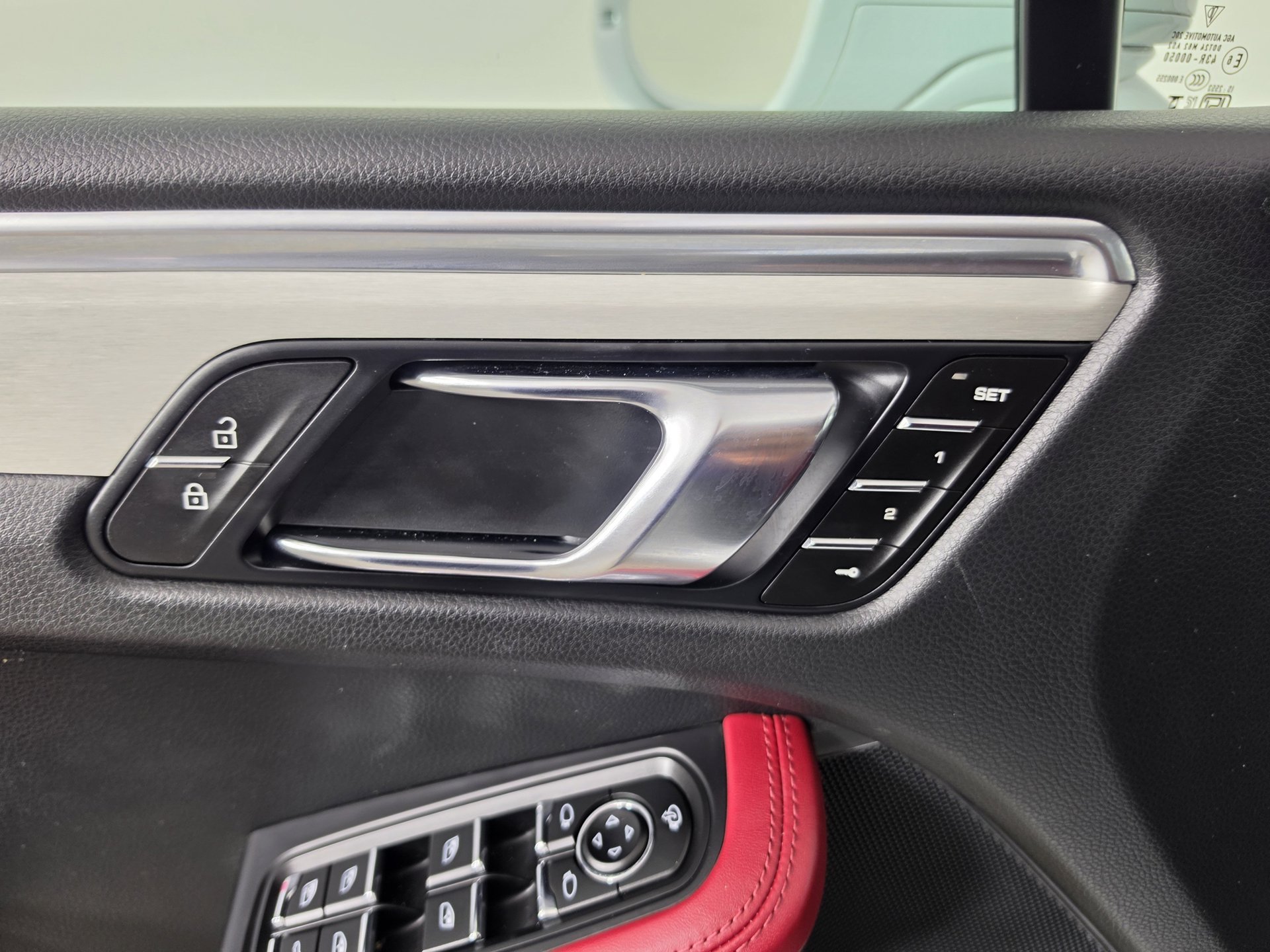 2025 Porsche Macan T - Photo 10