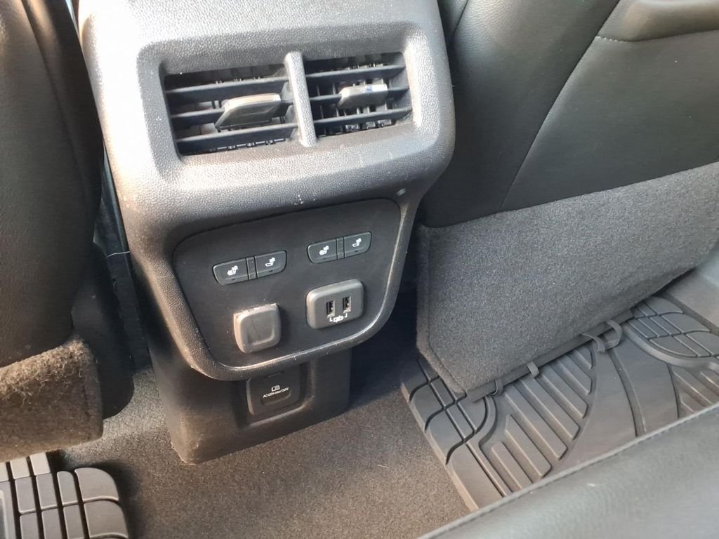Used 2018 Silver Ice Metallic Chevrolet Premier image 4