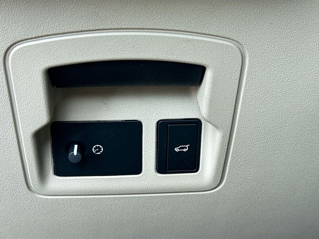 Used 2022 Fuji White Land Rover R-Dynamic S image 10