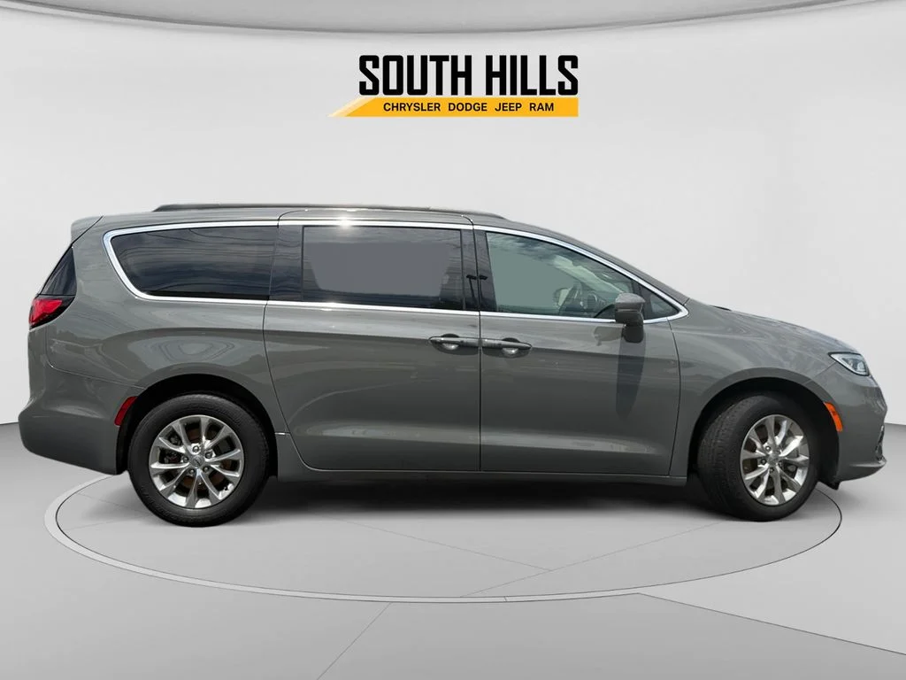 Used 2022 White Chrysler Touring L image 6