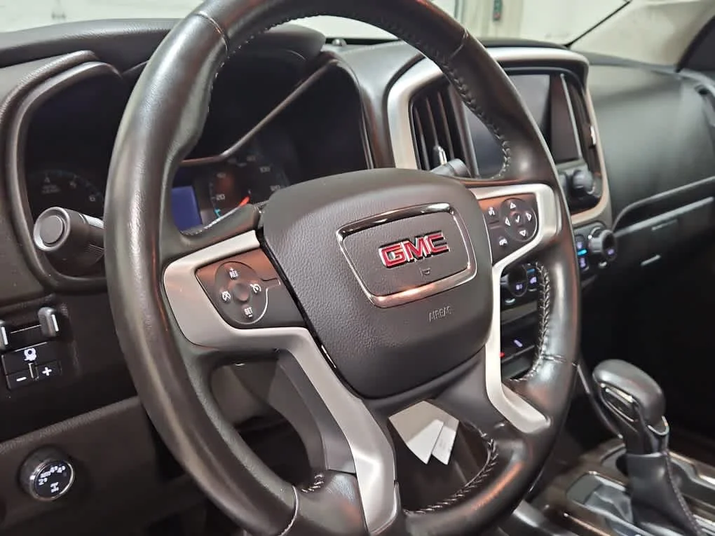 Used 2022 Summit White GMC 4WD Elevation image 14
