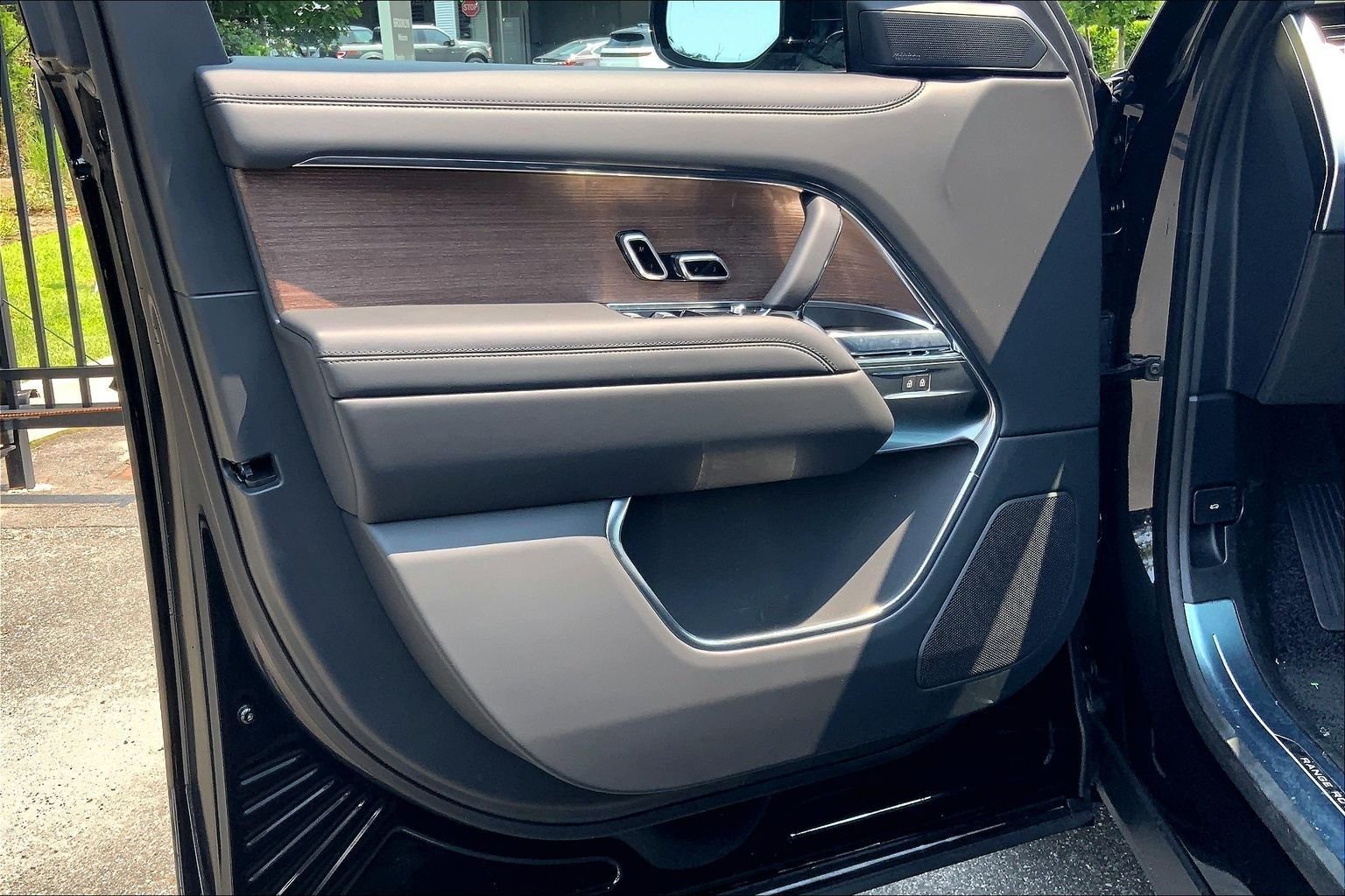 New 2026 Santorini Black Land Rover SE image 10