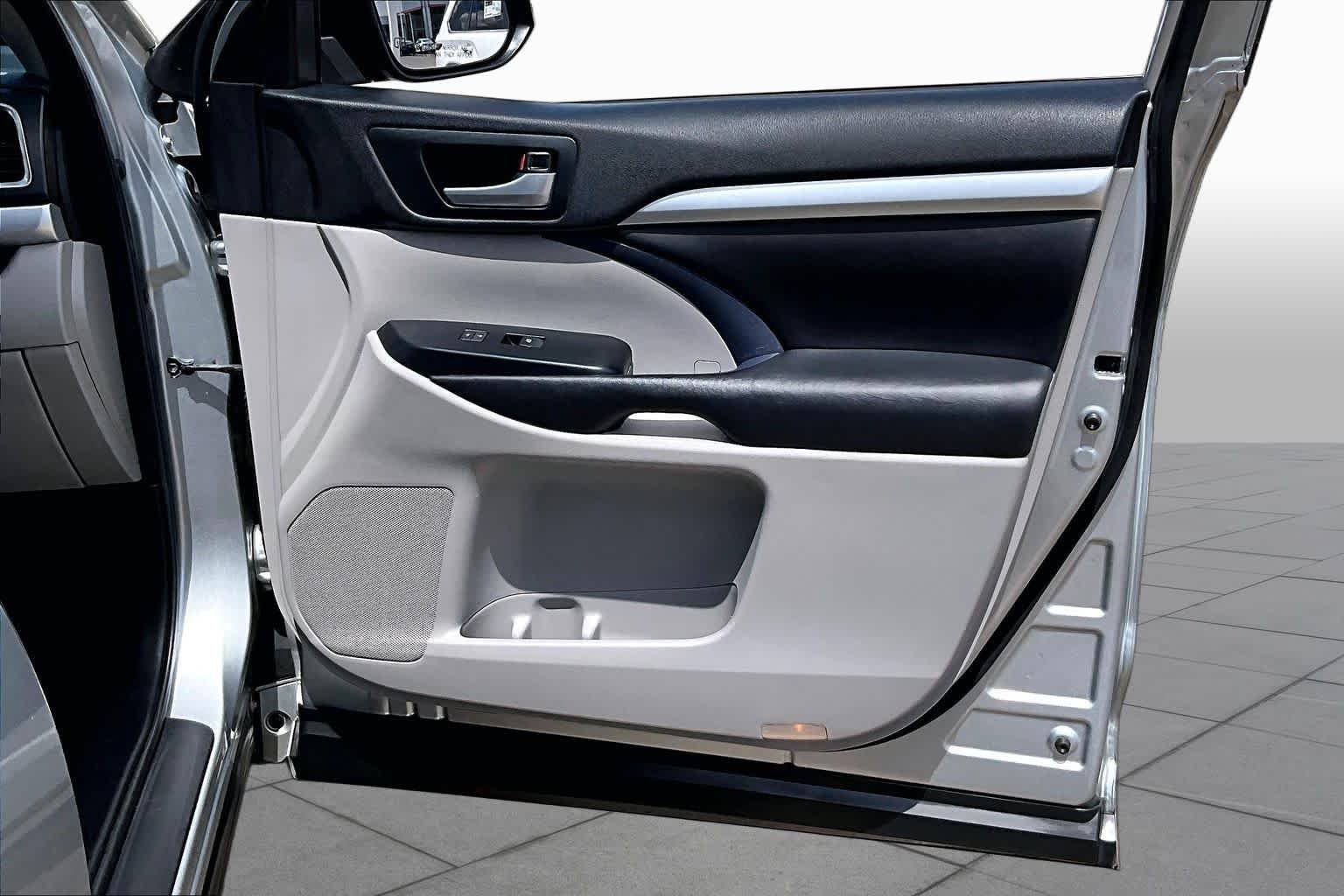 Used 2018 Celestial Silver Metallic Toyota XLE image 23