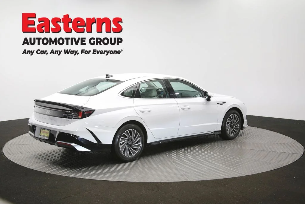 Used 2025 White Hyundai SEL image 41