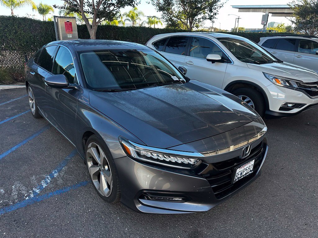 Used 2018 Modern Steel Metallic Honda Touring image 3