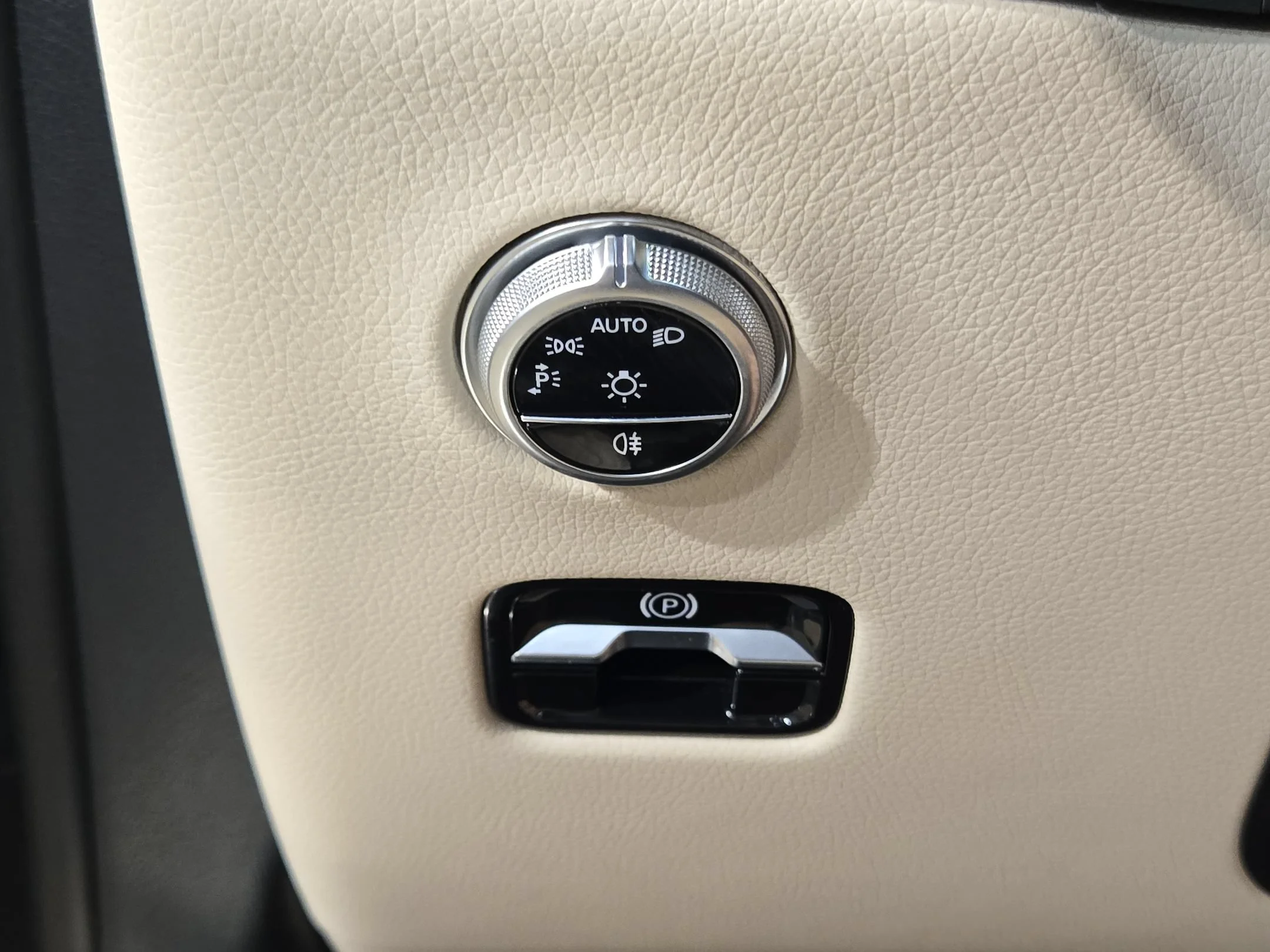 Used 2024 Graphite Grey Metallic Mercedes-Benz GLC 300 image 25