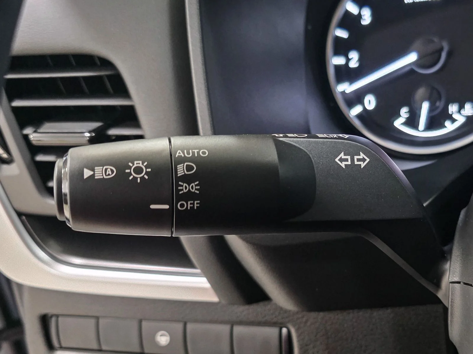 New 2026 Everest White Pearl TriCoat Nissan Dark Armor™ image 34