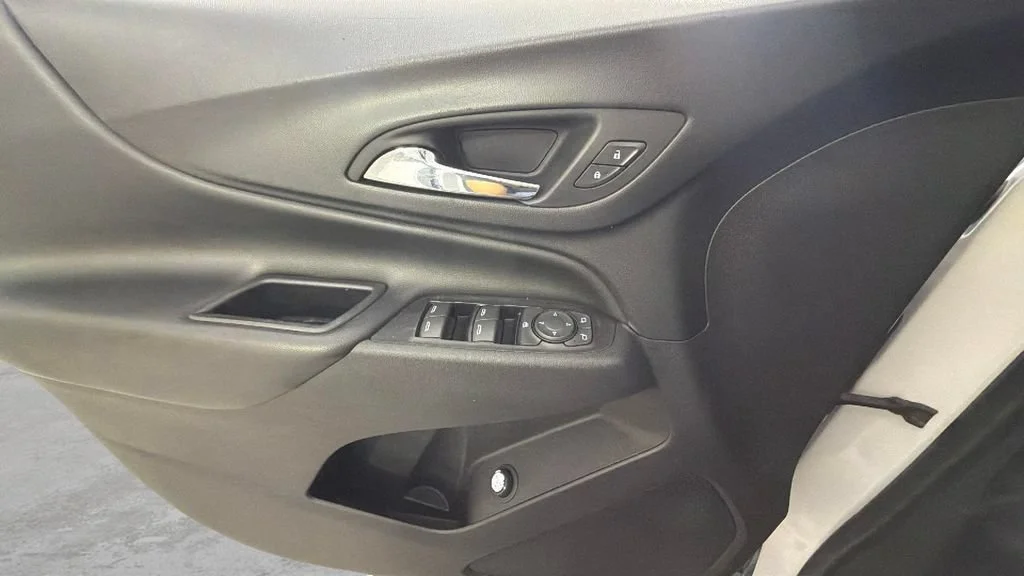 Used 2018 IRIDESCENT PEARL TRICOAT Chevrolet LT image 24