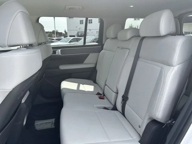 Used 2025 White Hyundai SE image 25