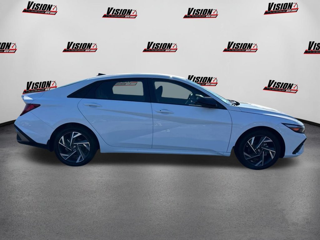 Used 2025 White Hyundai SEL Sport image 4