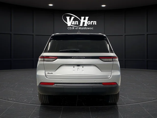New 2026 Silver Zynith Exterior Paint Jeep Limited image 6
