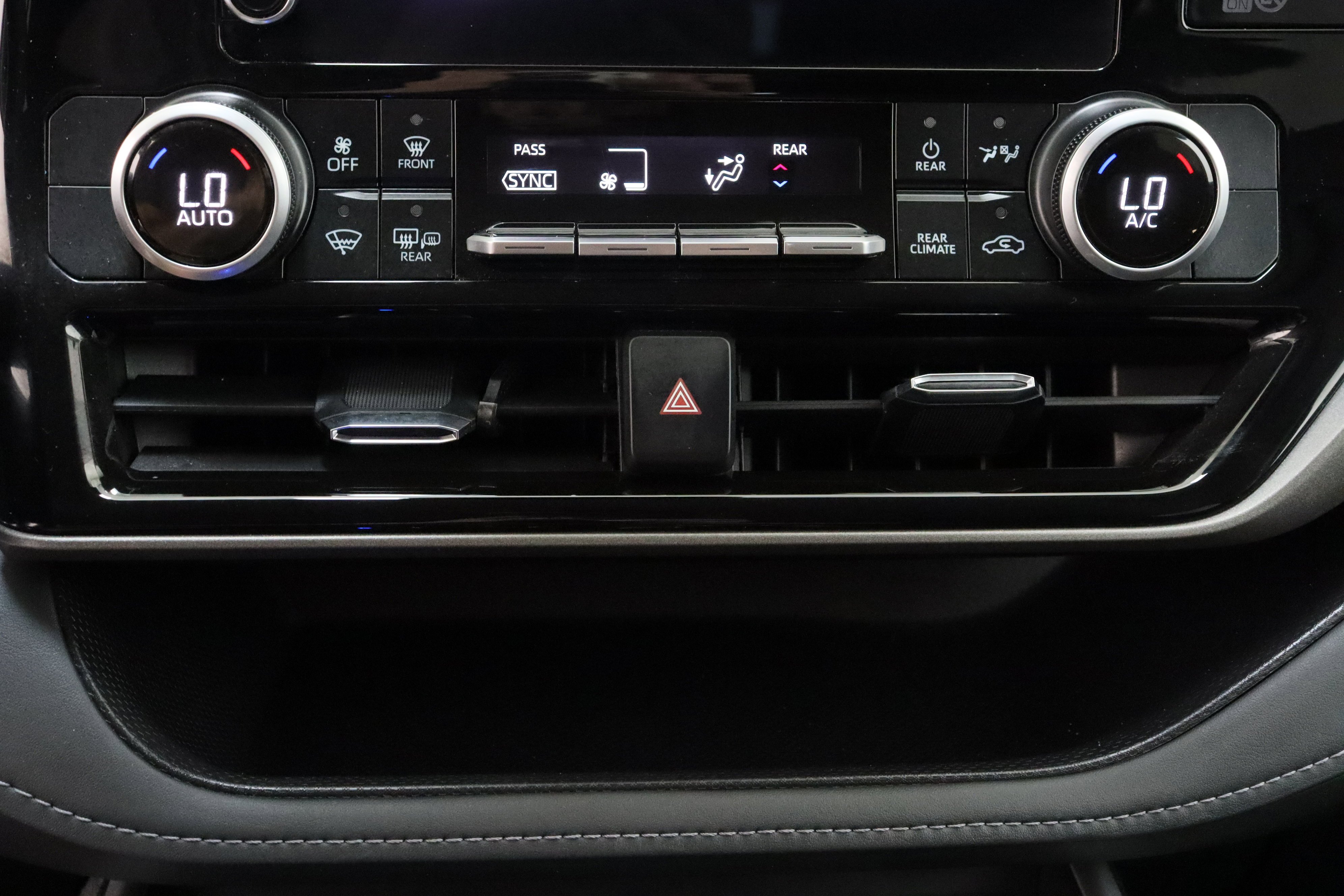 2025 Toyota Highlander LE - Photo 20