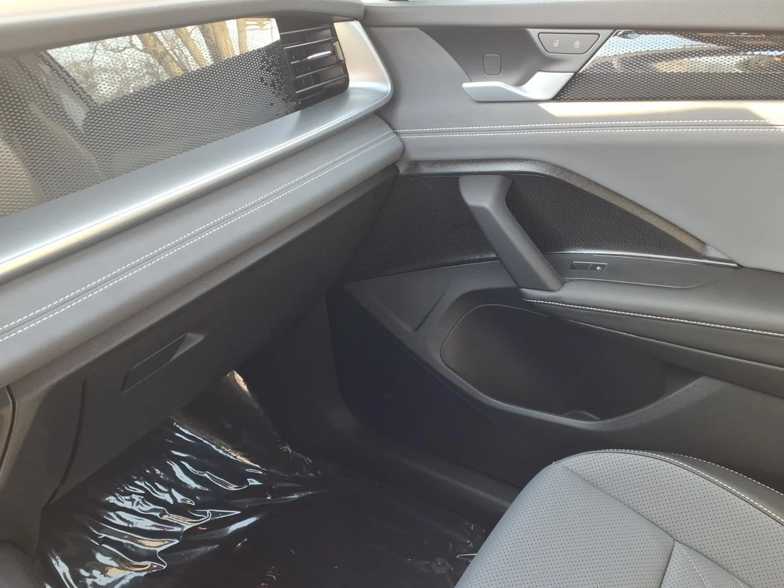 New 2026 Platinum Gray Metallic Volkswagen 2.0T SE R-LINE BLACK 4MOT image 15