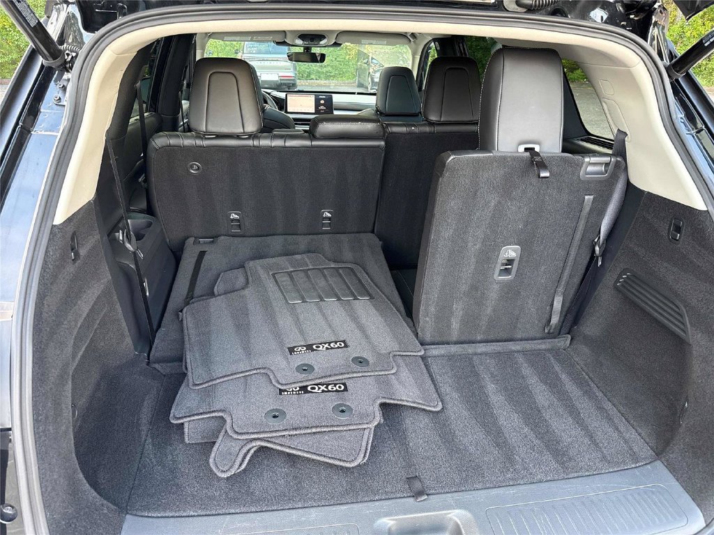 Used 2025 Black INFINITI LUXE image 30