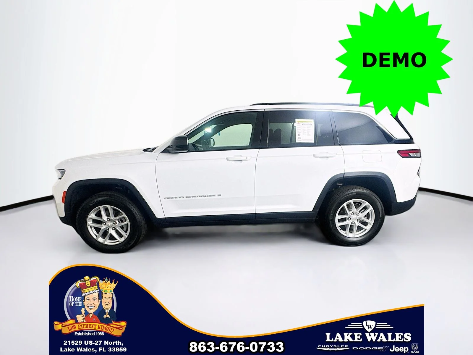 New 2026 Bright White Clear-Coat Exterior Paint Jeep Laredo X image 3