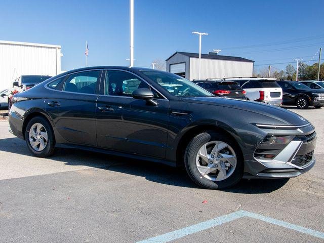 New 2026 Gray Hyundai SE image 2