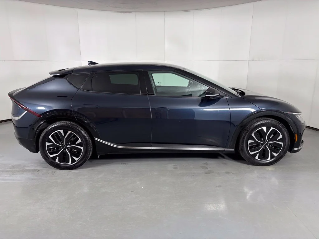Used 2023 Blue Kia Wind image 9