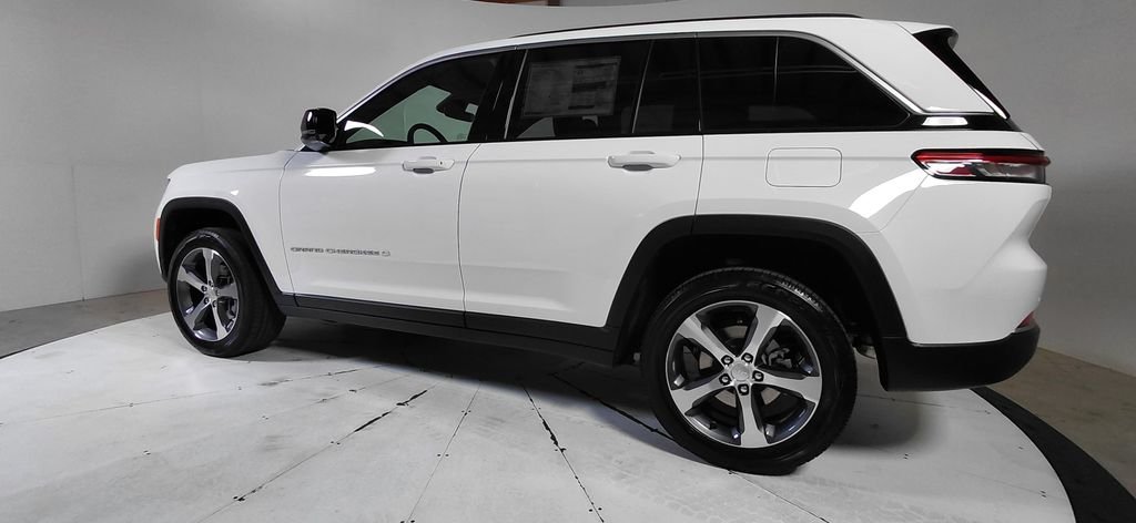 New 2026 Bright White Clear-Coat Exterior Paint Jeep Limited image 5