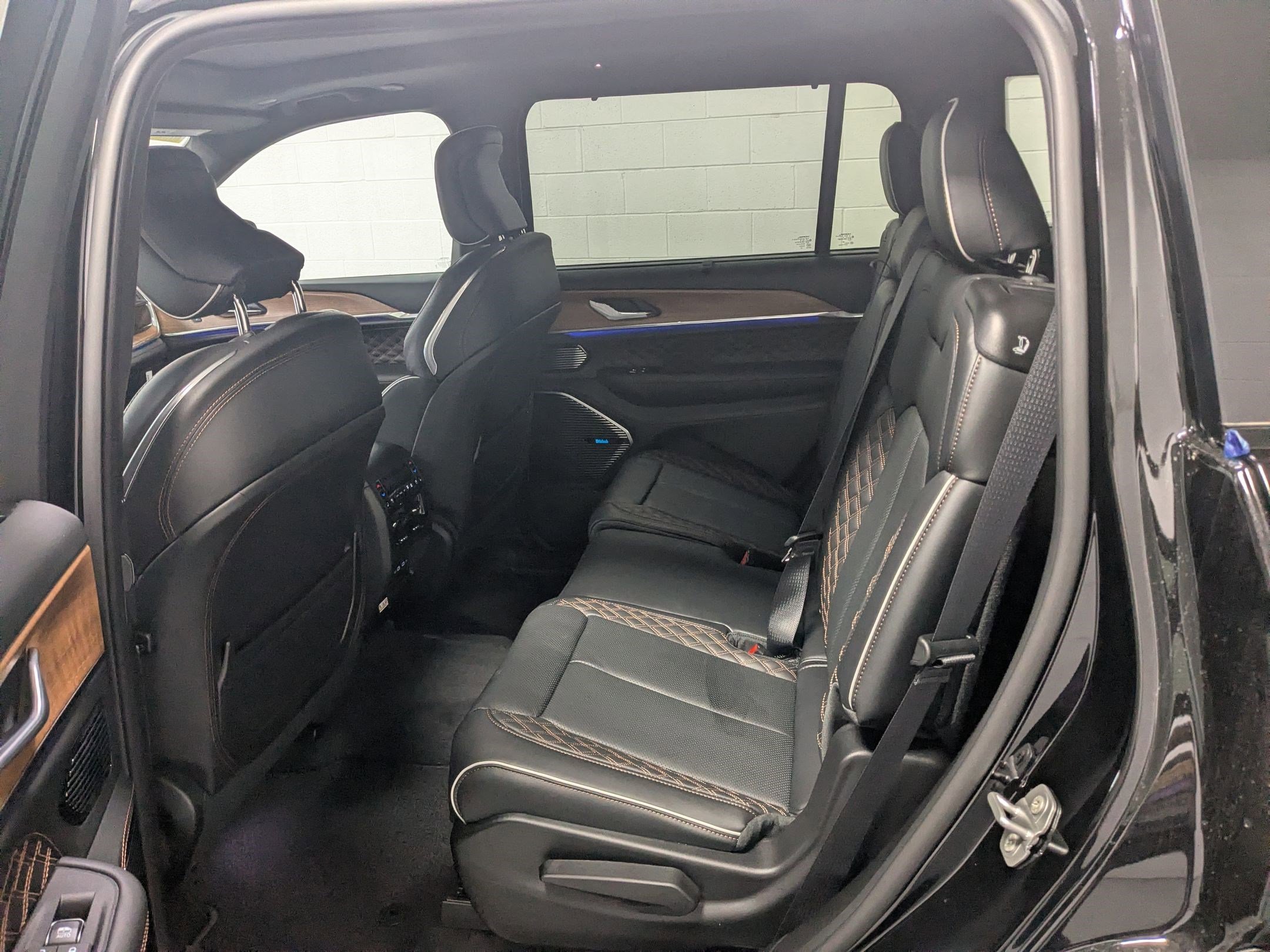 New 2026 Diamond Black Crystal Pearl-Coat Exterior Paint Jeep Summit image 18