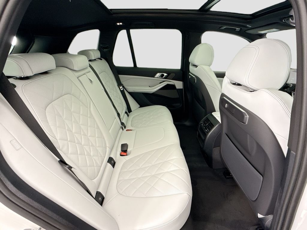 New 2026 White Metallic BMW xDrive40i image 21
