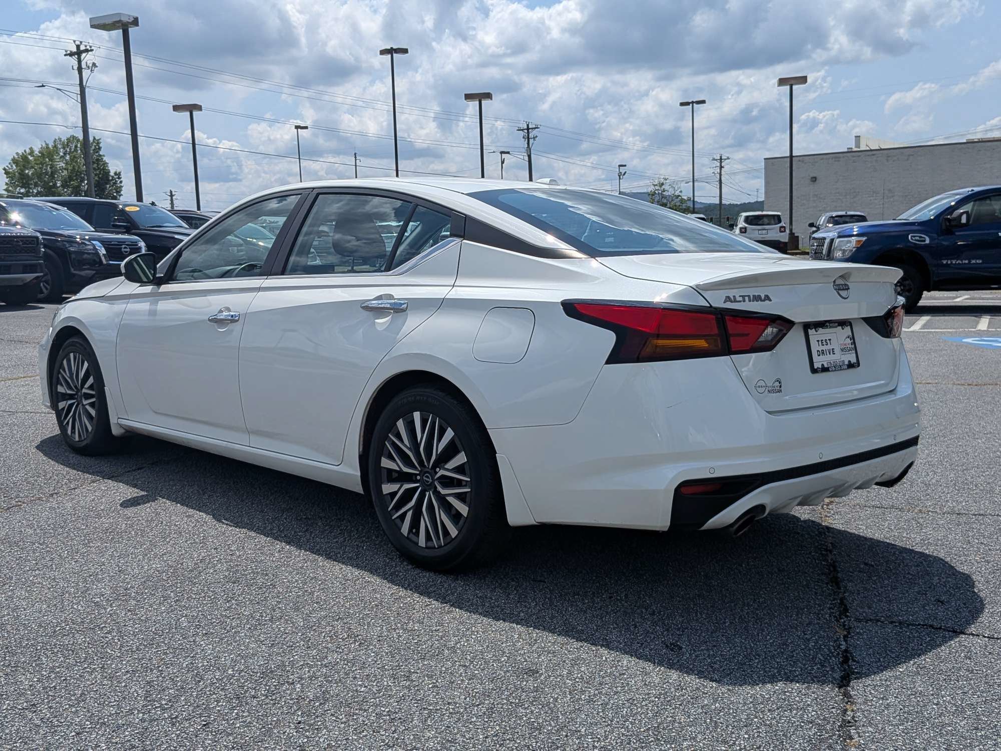 Used 2024 White Nissan 2.5 SV image 5