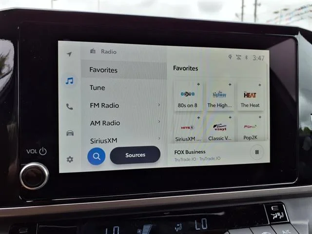 2025 Toyota Camry SE - Photo 8