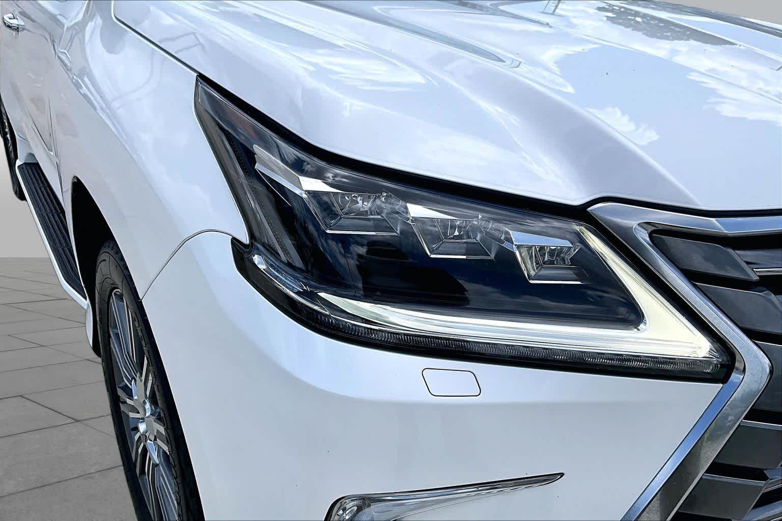 Used 2017 Starfire Pearl Lexus  image 26