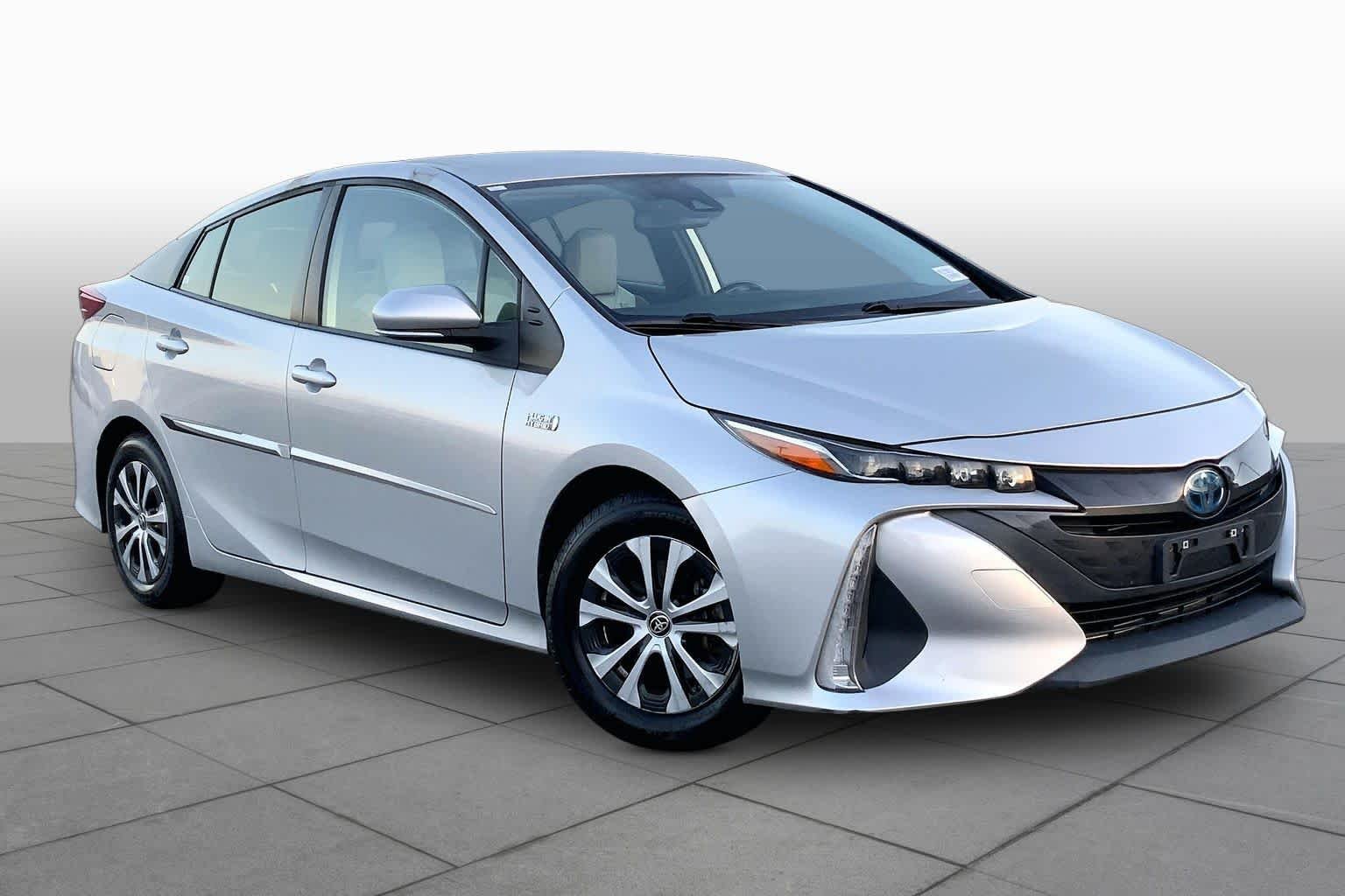 Used 2021 Classic Silver Metallic Toyota XLE image 3