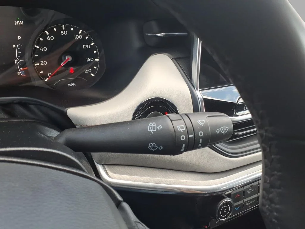 Used 2024 White/off-white Jeep Limited image 24