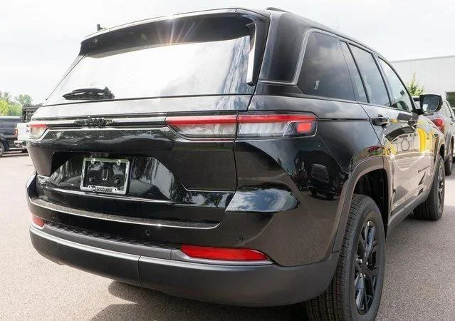 New 2026 Diamond Black Crystal Pearlcoat Jeep Laredo image 5