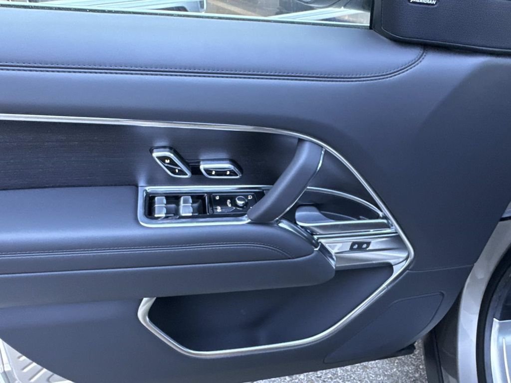 New 2026 Flux Silver Ultra Mettalic Gloss Land Rover SE image 20