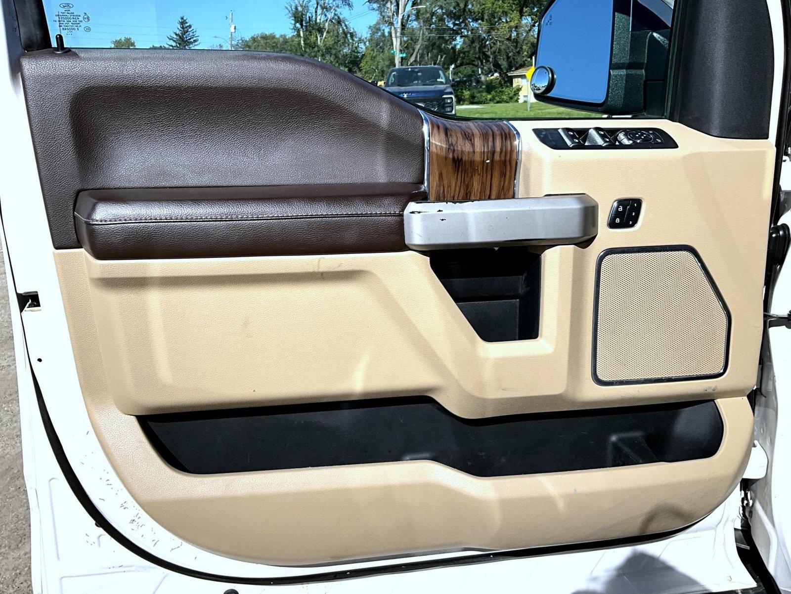 Used 2018 White Ford Lariat image 10