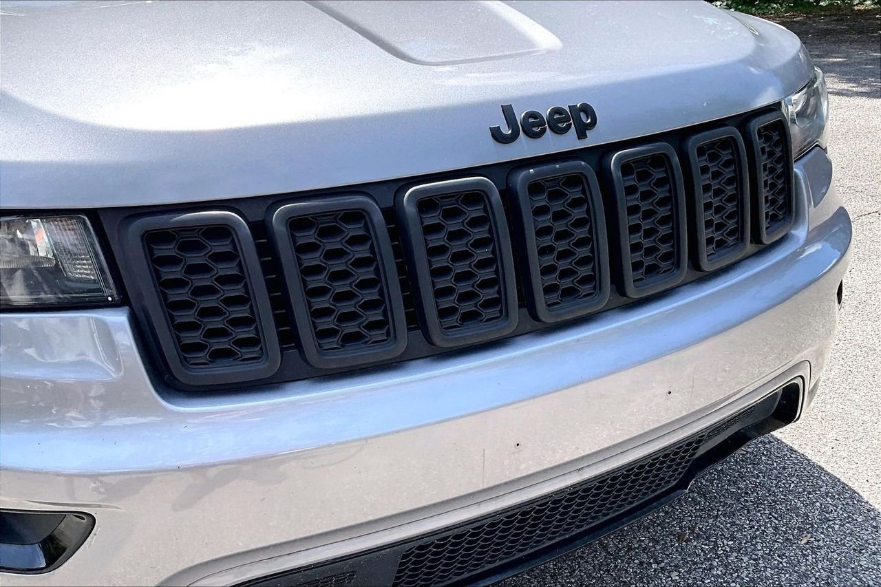 Used 2019 Silver Jeep Altitude image 32