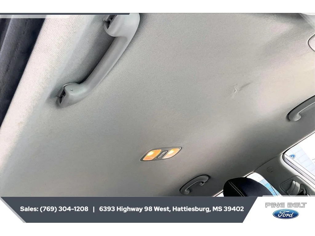 Used 2016 Clear White Kia + image 16