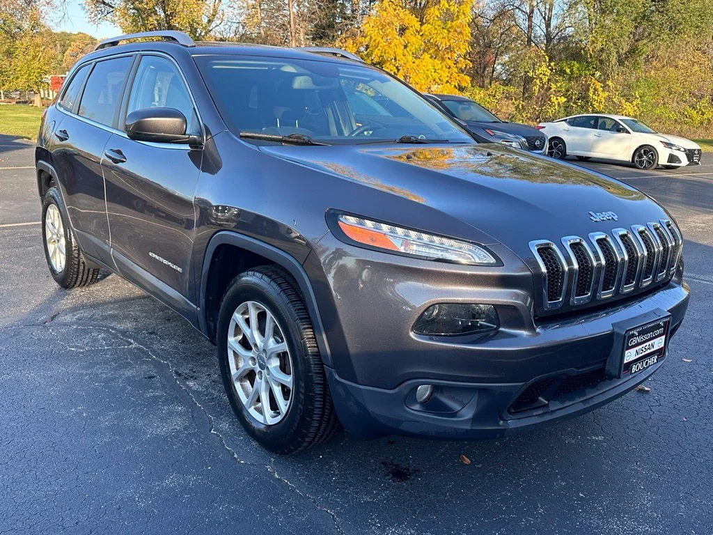 Used 2017 Granite Crystal Metallic Clearcoat Jeep Latitude image 2