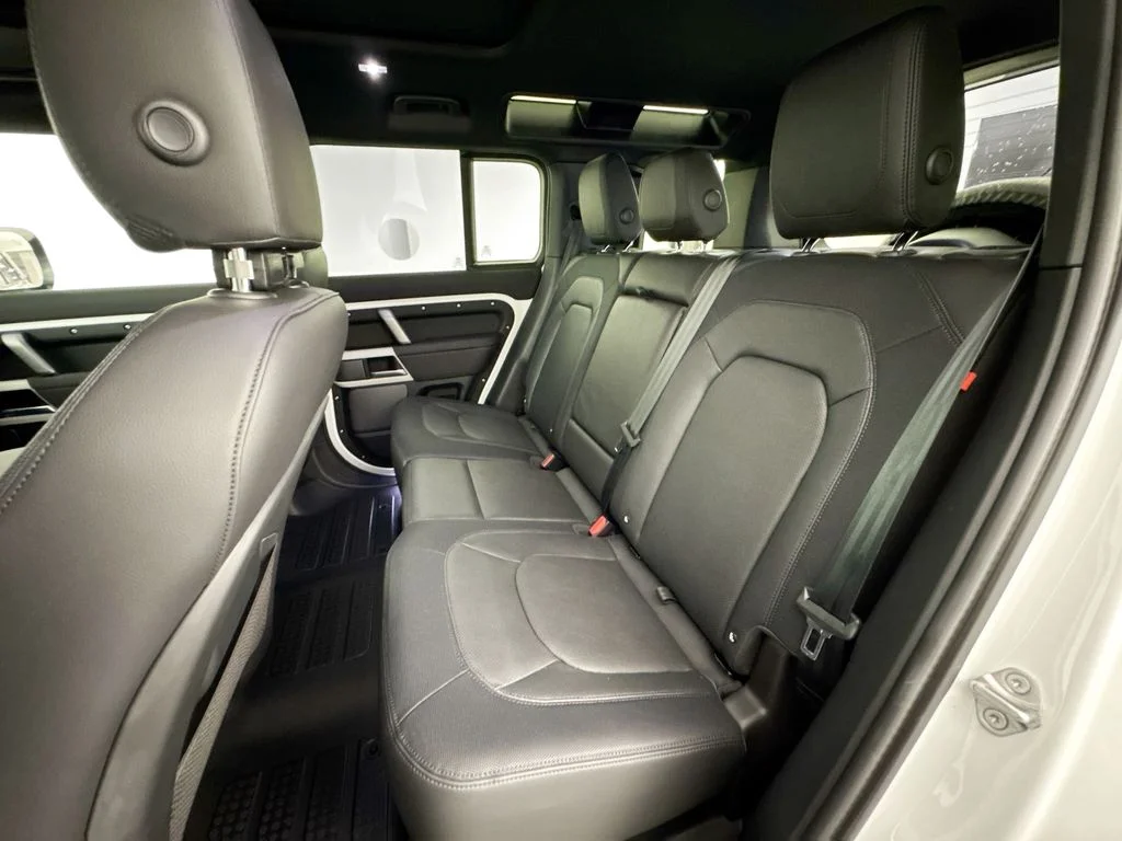 Used 2024 White Land Rover X-Dynamic SE image 24