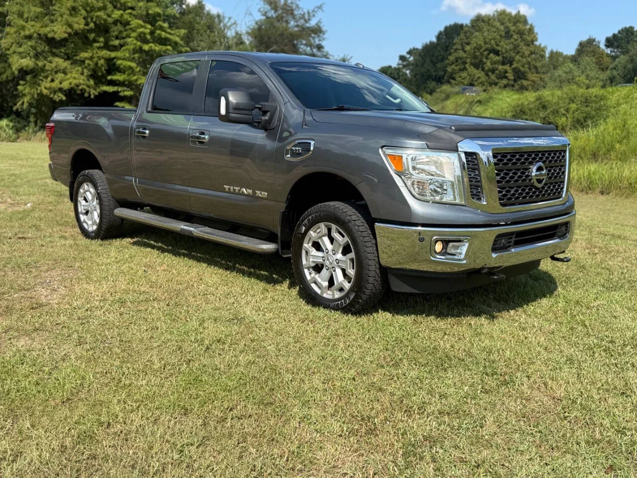Used 2017 Gray Nissan SV 4x4 4dr Crew Cab image 7