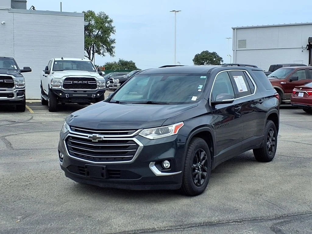 Used 2019 Chevrolet Traverse 3LT with VIN 1GNEVHKW1KJ144104 for sale in Kansas City