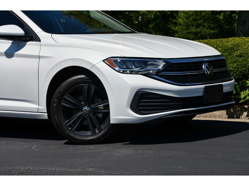 Used 2023 Opal White Pearl Volkswagen SE image 10